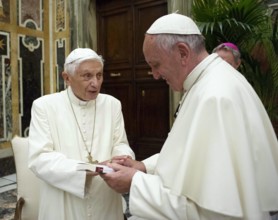 Papst Franziskus (r.) und sein zurueckgetretener Vorgaenger Benedikt XVI. (l.) haben bei der Feier des 65. Priesterjubi