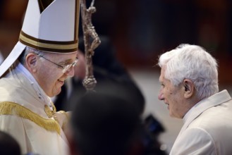 Vatikan Erhebung von 19 Bischöfen in den Kardinalsrang Papst Franziskus li und der emerierte
