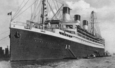 Feature / Symbol: NS-Luxusdampfer Cap Arcona 09/21 teu Der NS-Schnelldampfer Cap Arcona ca. 1935 im Hafen von Hamburg St