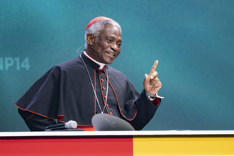 Kardinal Peter TURKSON, haelt die Laudatio fuer Ehrenpreistraeger Prof. Hans Joachim SCHELLNHUBER, Stiftung Deutscher Na