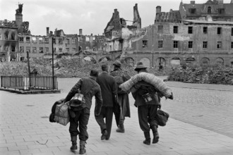 Deutsche Soldaten kehren aus dem Krieg zurück. Deutsche Soldaten kehren aus dem Krieg zurück, im Hintergrund die zerstö