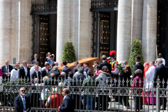 Der Sarg mit dem Leichnam von Papst Franziskus, wird in die Basilika Santa Maria Maggiore, in der der Papst beigesetzt w