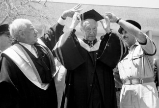 Bundeskanzler Konrad Adenauer (Mitte, GER/CDU) und Meyer Weisgal