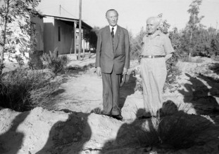 Konrad Adenauer (li., GER/CDU) und David Ben Gurion (ISR) vor Fotografen in der Negev-Wüste