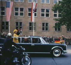Berlin GER ca 1965 Die Queen in Berlin Königin Elisabeth II und Prinz Philip zusammen mit Ludwi