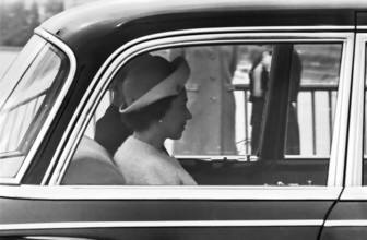 Queen Elizabeth II in Bonn bei ihrem Deutschlandbesuch 1965 *** Queen Elizabeth II in Bonn during her visit to Germany i
