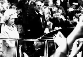 Koenigin Elizabeth II und Prinz Philip auf Staatsbesuch in Berlin 27 05 1965 Strassenszene im off
