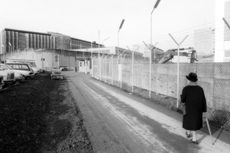 Fensterlose Mehrzweckhalle auf dem Gelände der Justizvollzugsanstalt Stuttgart, errichtet anlässlich des Stammheim-Proze