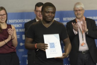 Regisseur Dieudo Hamadi mit dem Preis der Ökomenischen Jury für den Film Maman Colonelle anlässlich