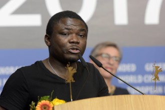Regisseur Dieudo Hamadi mit dem Preis der Lserjury des Tagesspiegel für den Film MAMA COLONEL anläss