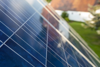IMAGO Nature: Unsere Erde, Energiequellen, Photovoltaik Solarpanels im Detail Auf einem Dach verbaute Photovoltaikanlage