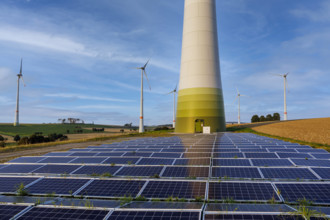 Photovoltaikanlage an den Freiflächen vor Windkraftanlagen im Windpark Lichtenau *** Photovoltaic system on the open sp