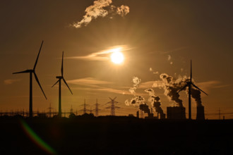 Strommasten und Windräder rund um das Kohlekraftwerk Neurath des Stromkonzerns RWE. Wegen der Energiekrise überlegt die
