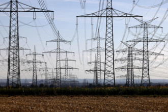 Strommasten und Windräder rund um das Kohlekraftwerk Niederaußem des Stromkonzerns RWE. Die Preise an den Strombörsen si