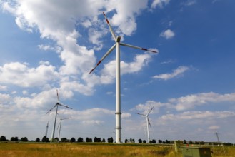 Windräder am Tagebau Garzweiler bei Köln. Hochneukirch, 22.06.2019 *** Wind turbines at the Garzweiler opencast mine ne