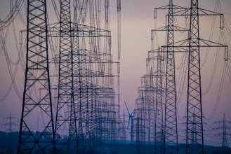 Höchstspannungsleitungen, 380 KV, Stromtrasse, Windrad, der Strom kommt aus dem Rheinischen Braunkohlerevier, beim Kraf