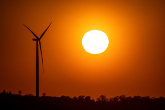 Sonnenuntergang neben Windrad 22.04.2020, Weilrod (Hessen): Die Sonne geht neben einem Windrad unter., Weilrod Deutschl
