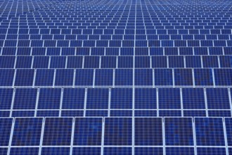 Solarkraftwerk, endlose Solarpaneele, Symbolbild *** Solar power plant endless solar panels symbolic image