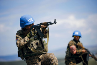 Mongolische Soldaten tragen blaue Helme der UN (United Nations) waehrend einer Uebung fuer den Einsatz in VN-Friedensmis
