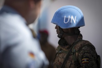Ein Blauhelm Soldat steht auf dem gesicherten Aussenbereich des Flughafen von Mogadischu 01 05 2017