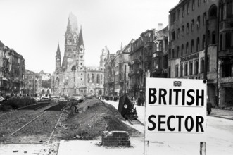 Nachkriegszeit in Berlin Hardenbergstrasse (?) mit Schild British Sector mit Kaiser-Wilhelm-Gedächtniskirche im Hintergr