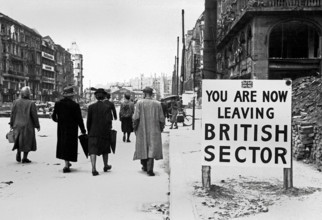 Nachkriegszeit in Berlin Passanten beim Verlassen des British Sector im Berlin der Nachkriegszeit, Deutschland 1947., Be