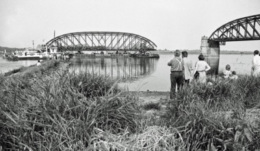 Archivfoto aus dem Juli 1978 von der Dömitzer Eisenbahnbrücke. Die fast einen Kilometer lange Elbquerung wurde 1870 - 18