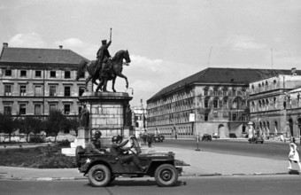 Nachkriegszeit in München Ein Jeep mit amerikanischen GIs fährt am Reiterstandbild Ludwig I. am Odeoonsplatz in München,