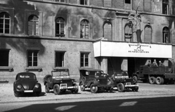 Nachkriegszeit in München Eingang zum Hauptquartier der amerikanischen Militärpolizei am Odeonsplatz, Ludwigstraße in Mü