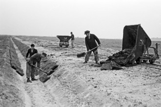 Umsiedler im Emsland Kanalbau im Emsland, 1945 -1949. Canal construction in Ems region, 1945-1949., Deutschland Copyrigh