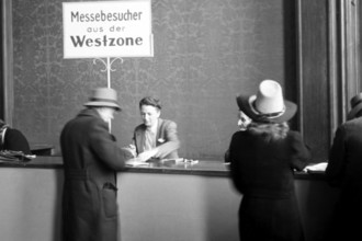 Leipziger Frühjahrs Messe 1949 Die Ausweispapiere der Westbürger werden kontrolliert, Leipzig Deutschland 1949. The trav