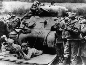 IMAGO History, Zweiter Weltkrieg: 1939 - 1945 General Eisenhower and Air Chief Marshal Tedder with US tank crew during D
