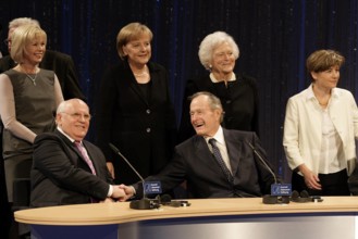 Mauerfall und Wiedervereinigung Michail Gorbatschow und dessen Tochter Irina, Bundeskanzlerin Angela Merkel, Ex-US Prae