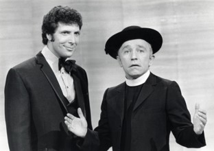 Tom Jones and Henry Gibson, circa 1971. PUBLICATIONxINxGERxSUIxAUTxONLY Copyright: xRoyxCummingsx 1063_017