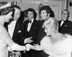 Ginger Rogers and Tom Jones meet the Queen of England 1969 PUBLICATIONxINxGERxSUIxAUTxONLY Copyrig