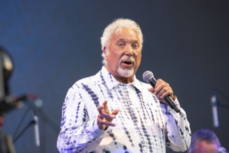 Pori, Finnland. 13. Juli 2023. Sir Tom Jones performt auf Pori Jazz. *** Pori, Finland 13 July 2023 Sir Tom Jones perfor