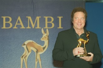 Tom Jones (Sänger) mit Bambi bei der Verleihung des Bambi 2000 am 08.12.2000 in Berlin 12/00 urb Mann Sänger Gesang Mus