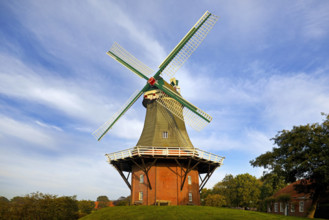 Eine der beiden Zwillingsmuehlen am Alten Greetsieler Sieltief, Krummhoern, Deutschland, Niedersachsen, Ostfriesland, Gr