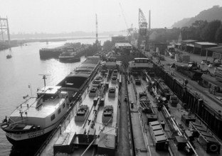 Achtziger Jahre Frachtschiffe in der Hitzler Werft am Elbe Luebeck Kanal in Lauenburg an der Elbe