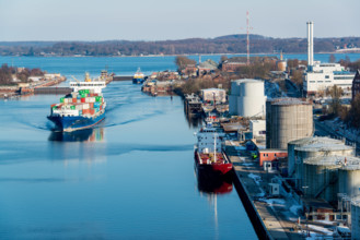 Ein aus der Ostsee kommender Containerfrachter verläßt die Schleuse in Holtenau in den Kanal auf dem Weg nach Brunsbütte