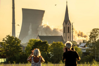Bilder des Jahres 2024, News 08 August News Themen der Woche KW33 News Bilder des Tages Bayern, Sperrung der Kühltürme d