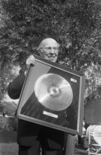 Anefo photo collection. Golden plate for Robert Stolz and Hilton Hotel Amsterdam Robert Stolz with golden plate. Septemb