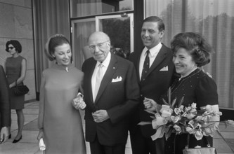 Anefo photo collection. Golden plate for Robert Stolz and Hilton Hotel Amster Mrs. Oort (really. Dir. Bovema), R. Stolz,