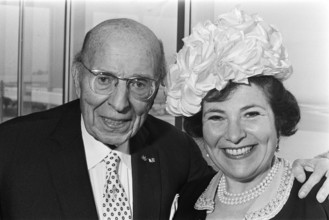 Anefo photo collection. Composer / conductor Robert Stolz departs from Schiphol; Robert Stolz with wife. October 8, 1970