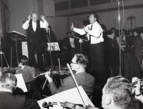Robert Stolz, österreichischer Komponist und Dirigent, bei der Arbeit mit Opernsänger Rudolf Schock, Deutschland Mitte 1