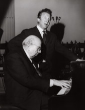 Robert Stolz, österreichischer Komponist und Dirigent, bei der Arbeit mit Opernsänger Rudolf Schock, Deutschland Mitte 1