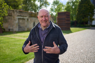 Der Künstler Sean Scully vor dem Koblenzer Museum Ludwig Sean Scully *** The artist Sean Scully in front of the Museum L