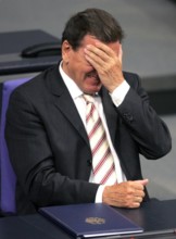 Bundeskanzler Gerhard Schröder (GER/SPD) hält die Hand vor die Augen nachdem er die Vertrauensfrage gestellt hat im Deu