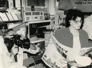 Italian journalist Franca Magnani in her workplace, Italy 1989 PUBLICATIONxNOTxINxITA
