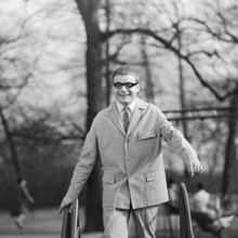 Michael Hegmann Herr Michael Hegmann im Tierpark in Ost-Berlin, DDR 1966. Ost-Berlin Berlin Deutsche Demokratische Repub